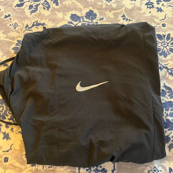 Beautiful Nike dry fit size medium running pants  …comfortable, & stylish - Picture 2 of 9